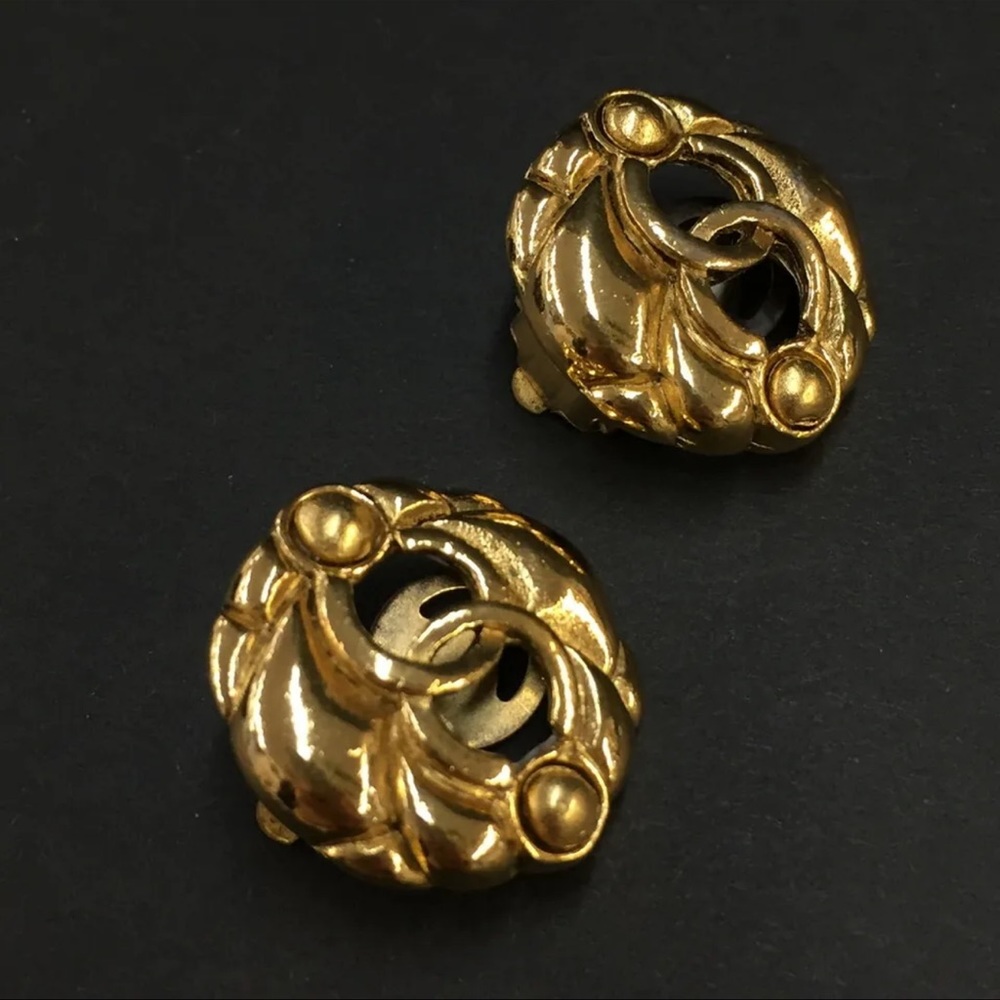 AUTH Vintage CHANEL Gold Clip Earrings - Picture 6 of 7